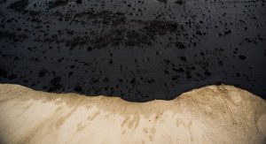 Shoreline of the Shell Albian Oil Sands tailings pond, near Fort McKay. © Ian Wi