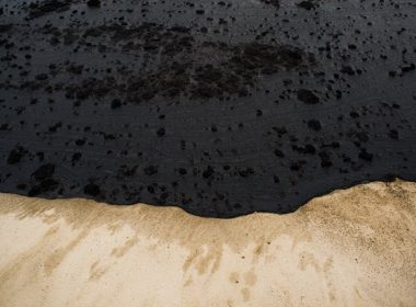 Shoreline of the Shell Albian Oil Sands tailings pond, near Fort McKay. © Ian Wi