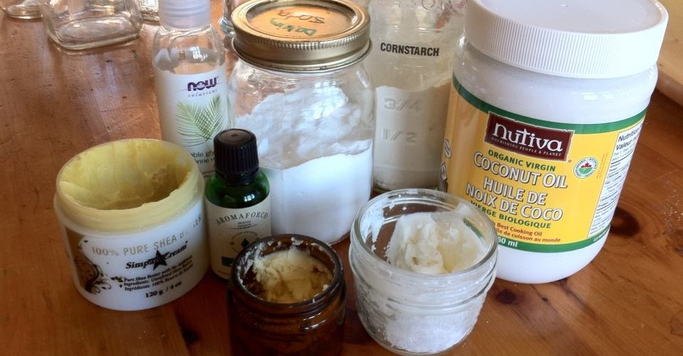 DIY homemade deodorants with baking soda and cornstarch